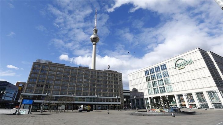 Almanya'da mağazalar, okullar ve berberler kademeli olarak açılacak