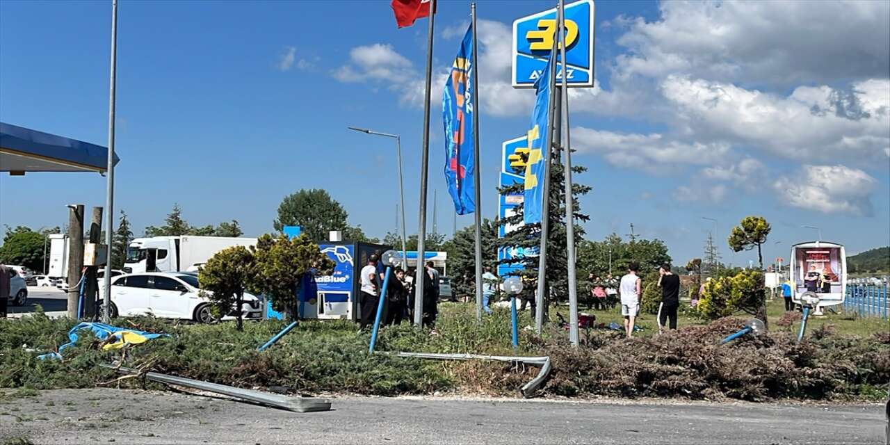 Kontrolden çıkan araç istasyona daldı! 1 ölü, 4 yaralı var