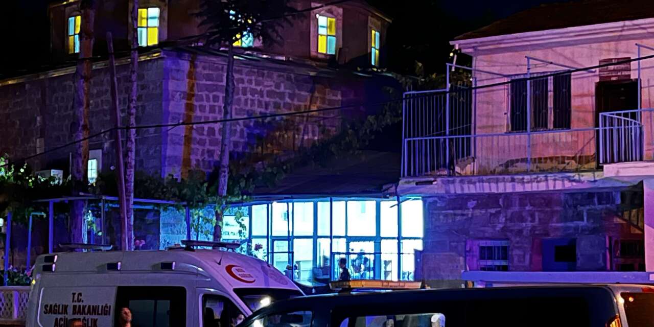 Cami avlusunda bıçaklı saldırı! 2 kişi öldürüldü