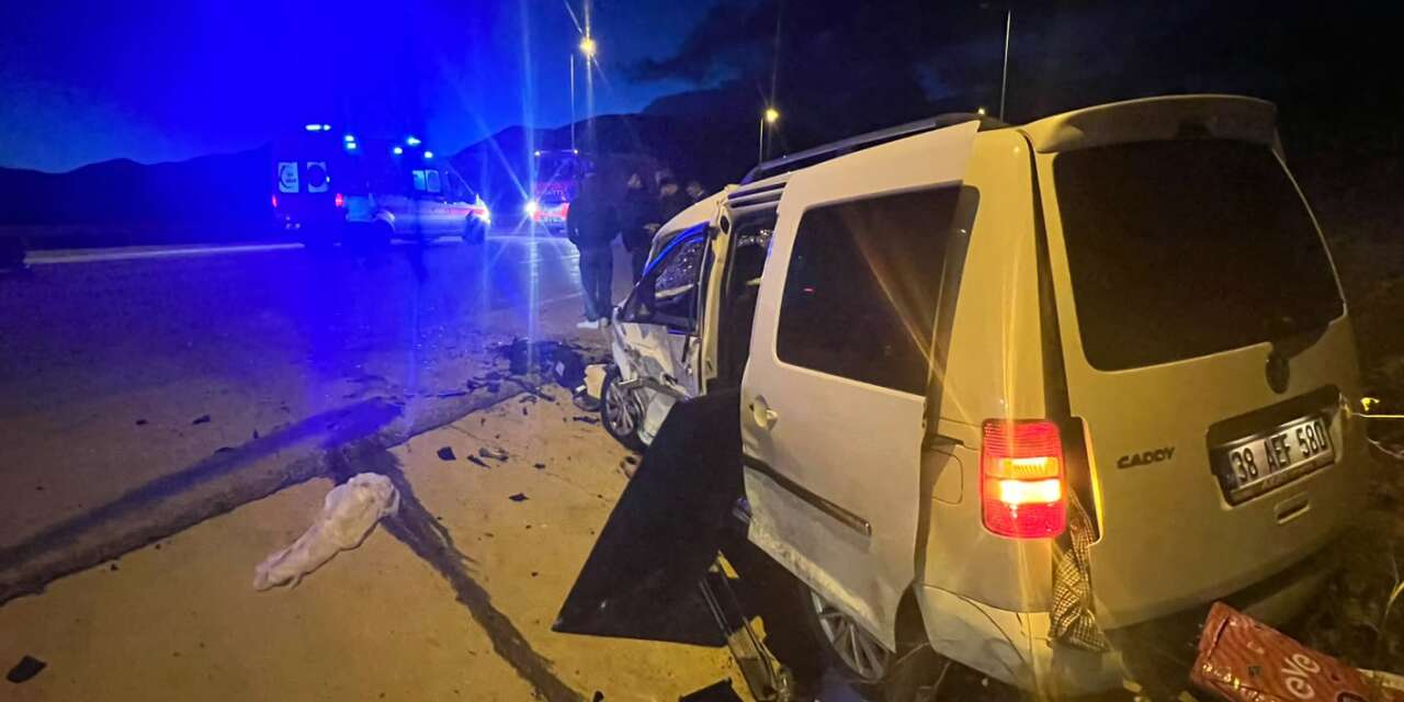 Otomobil ile hafif ticari araç çarpıştı! 21 yaşındaki genç öldü