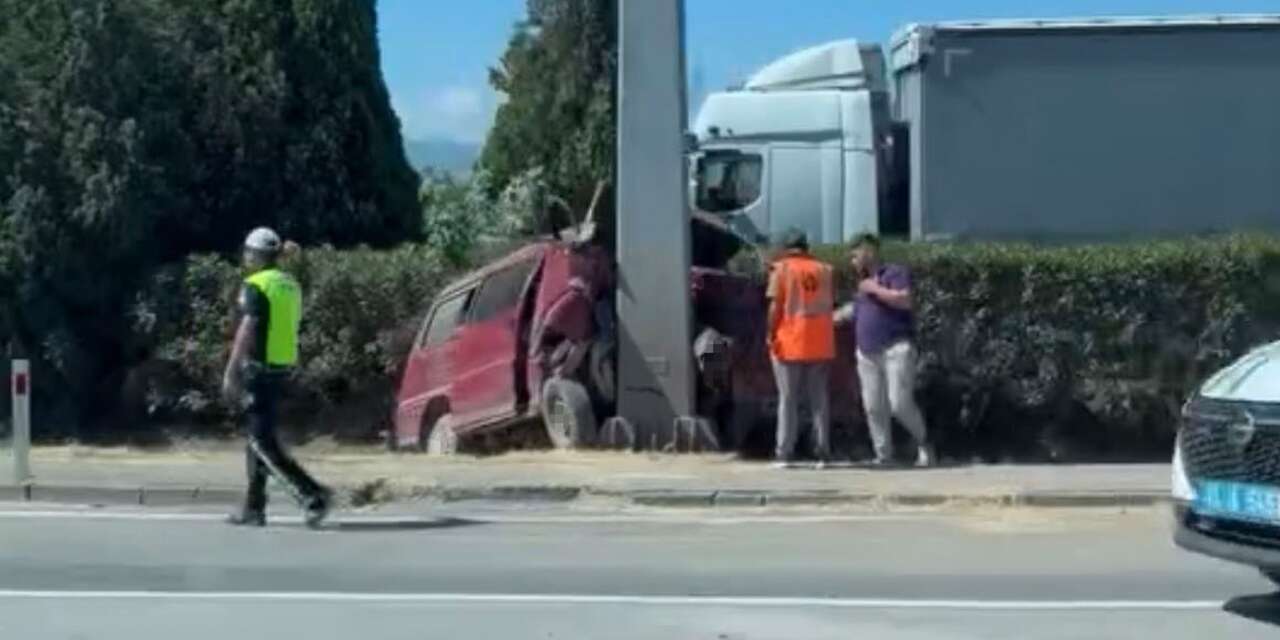 Panelvan yön tabelasına çarptı! 1 ölü, 1'i çocuk 2 yaralı