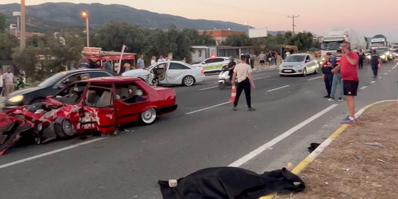 Otomobiller çarpıştı! 2 ölü, 3 ağır yaralı var