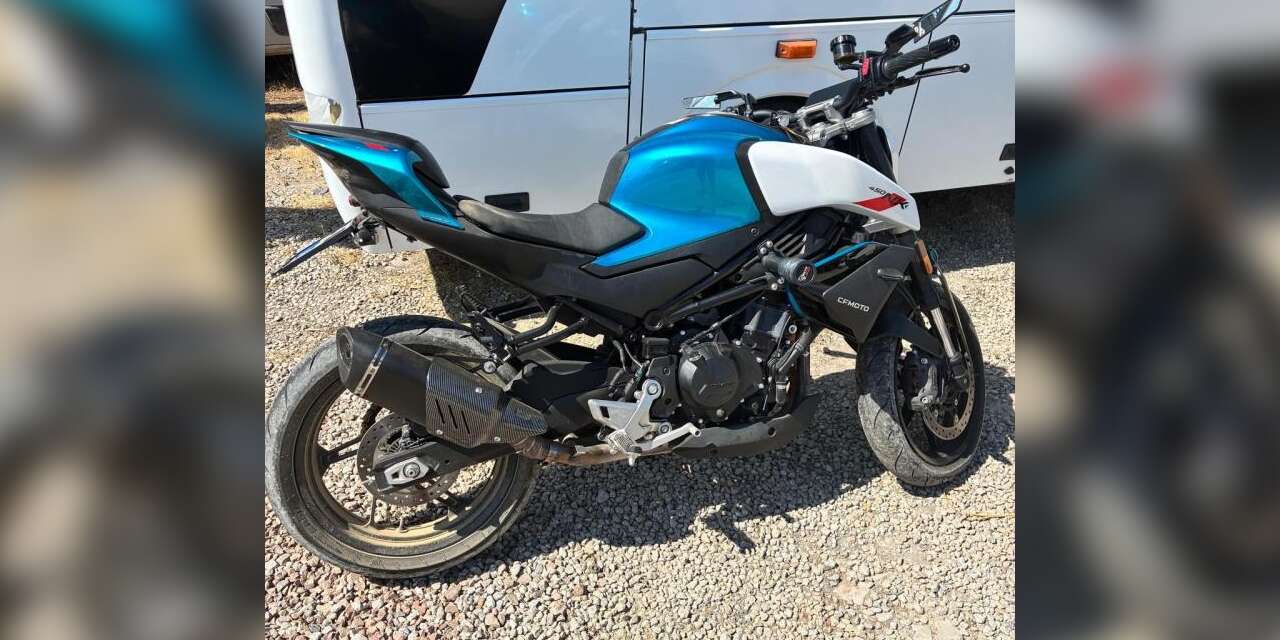 Dur ihtarına uymayan motosiklet sürücüsü polisin ayağını kırdı