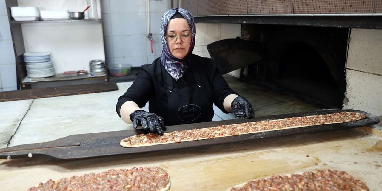 Restoranı kapanmasın diye küreği eline aldı, Konya'da etli ekmek ustası oldu