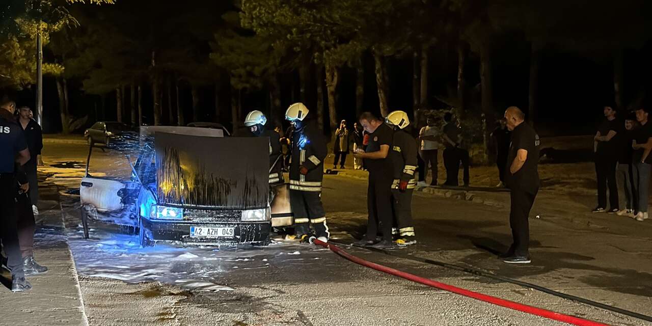 Konya’da park halindeyken alev alan otomobil kullanılamaz hale geldi