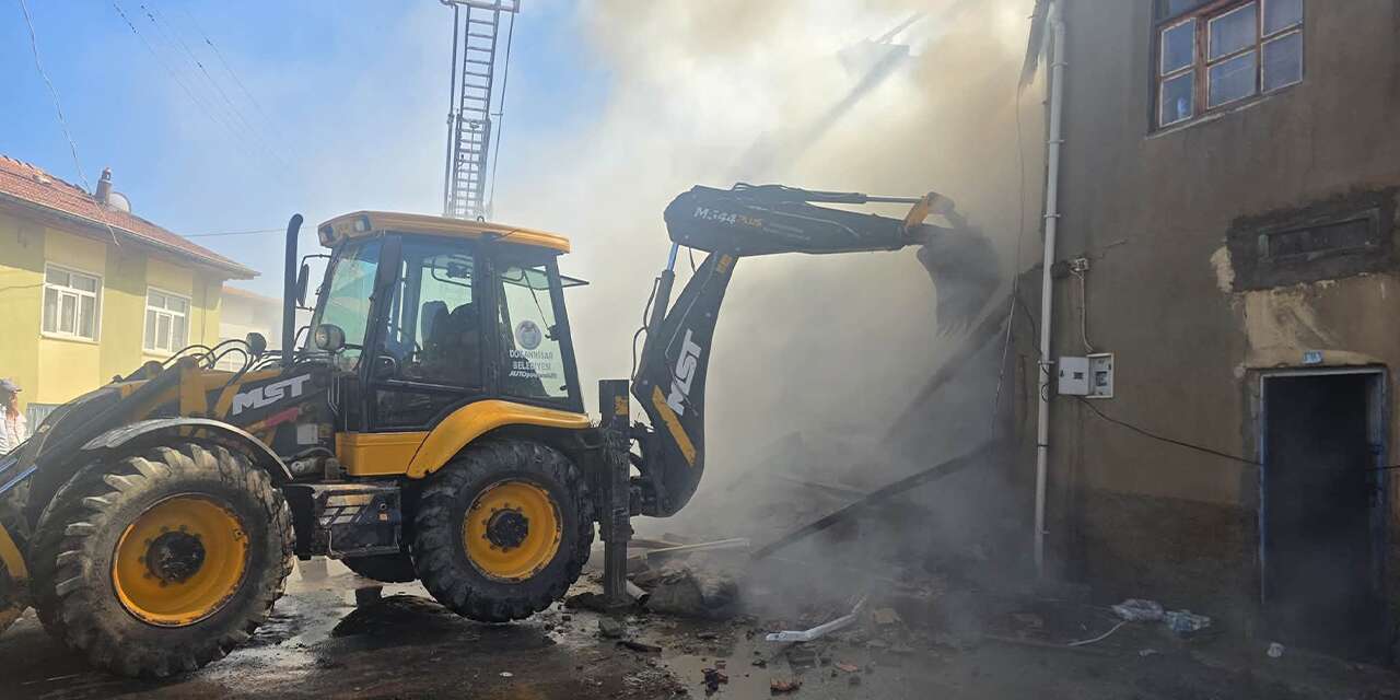 Konya’da sokağı duman kapladı! Ev alev alev yandı