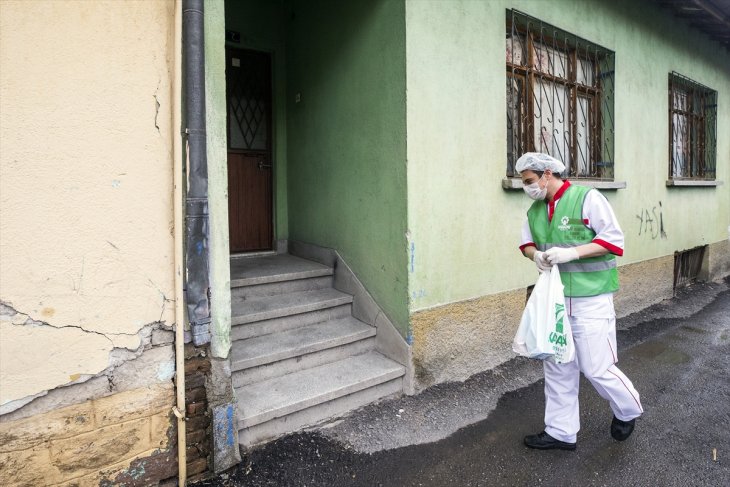 Konya'da maaşlar da sıcak aşlar da Vefa ekibiyle yaşlıların ayağına gidiyor