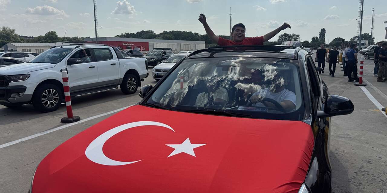 Türk bayraklarıyla yurda dönüş başladı! 365 günlük Konya hasreti sona erdi
