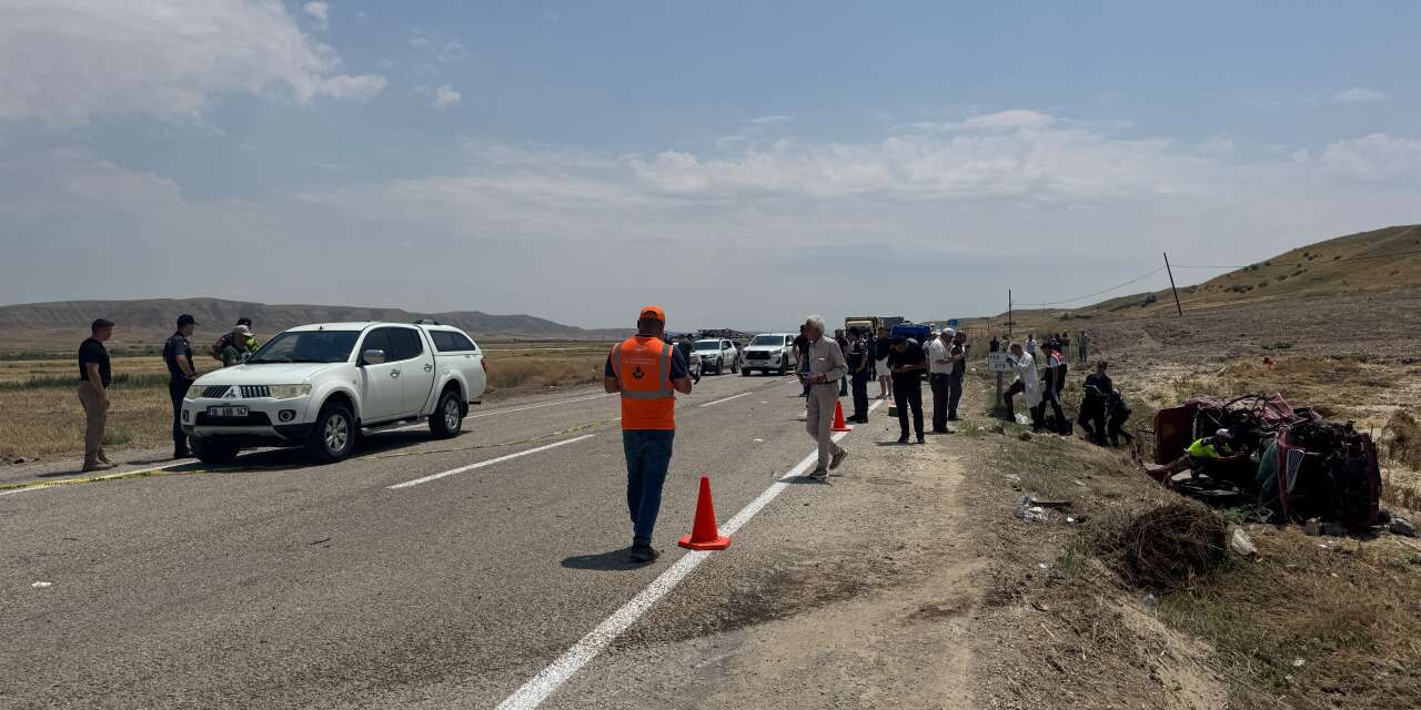 Hafif ticari araç ile otomobil çarpıştı! 1’i çocuk 3 kişi öldü, 4 kişi yaralandı