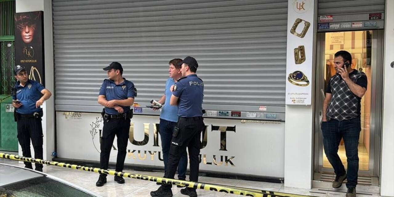 Maskeli soygun! Kuyumcuyu silahla soyup kaçtılar