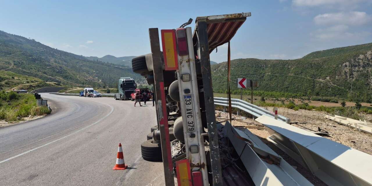 Konya - Antalya yolu Demirkapı Tüneli çıkışında TIR kazası! Sürücü yaralı kurtarıldı