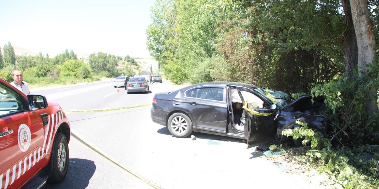 Otomobil ağaca çarptı, genç çift hayatını kaybetti