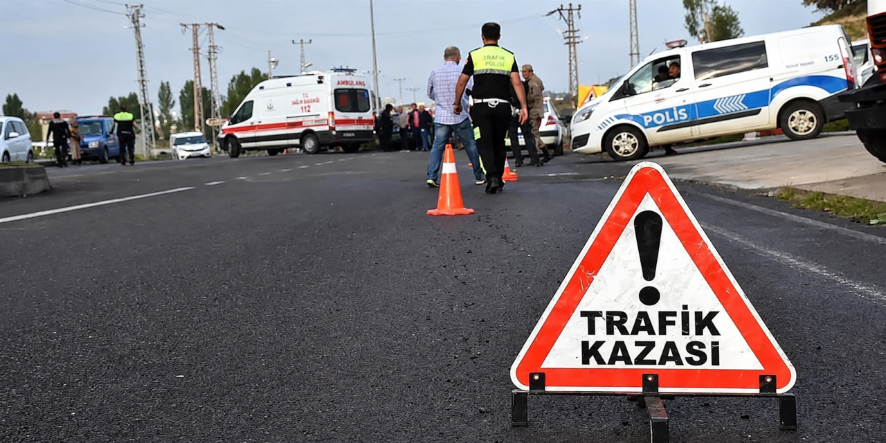 Konya'da hafif ticari araç ile otomobil çarpıştı! 1’i ağır, 5 yaralı var
