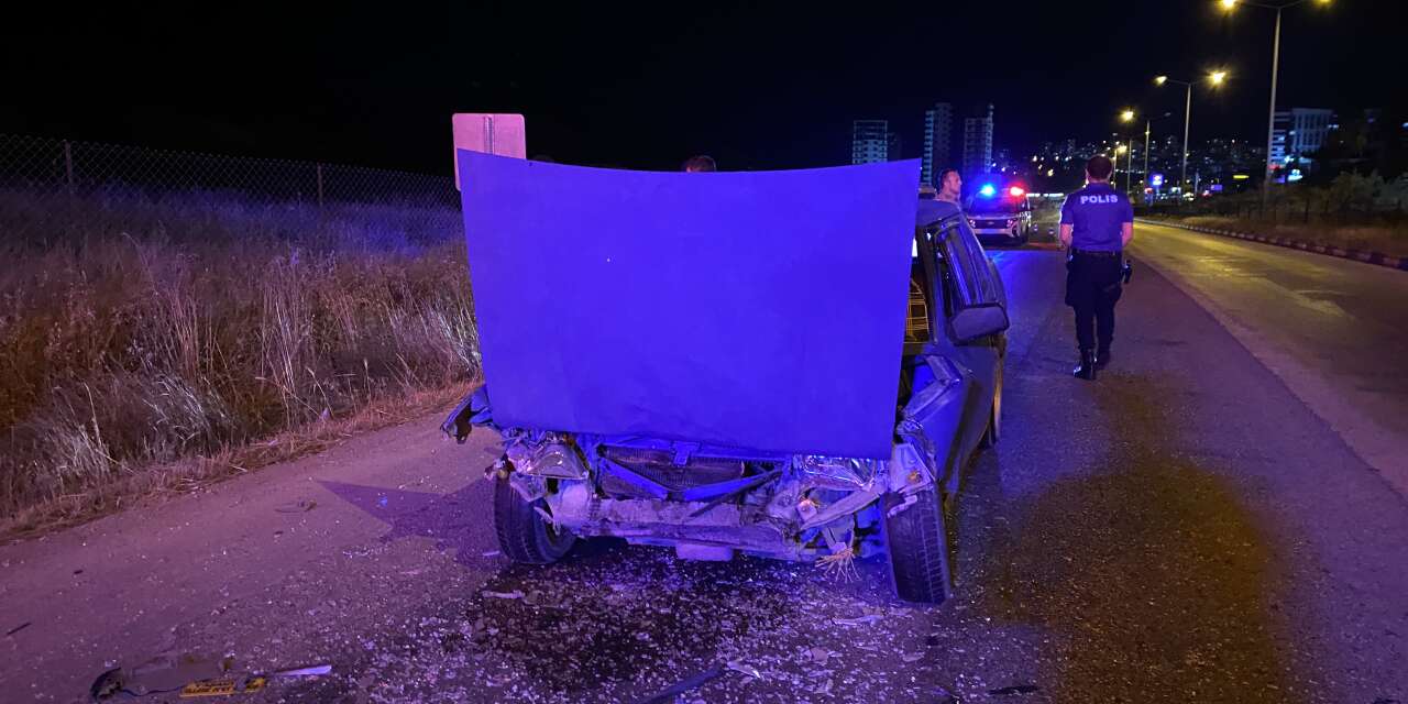 TIR’a çarpan Tofaş bu hale geldi! 5 kişi yaralandı