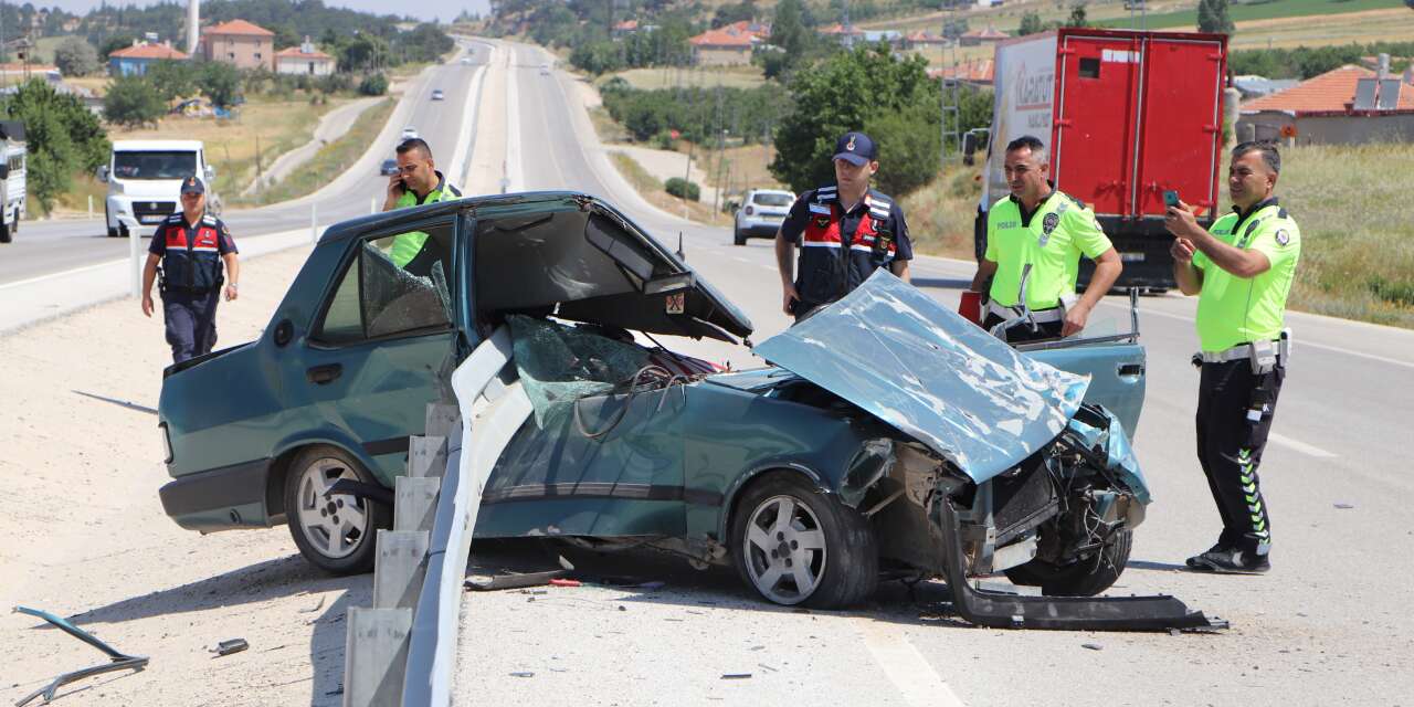 Bariyer Konya plakalı otomobilin içinden geçti