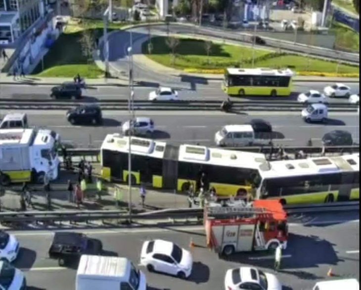 2 metrobüs kafa kafaya çarpıştı