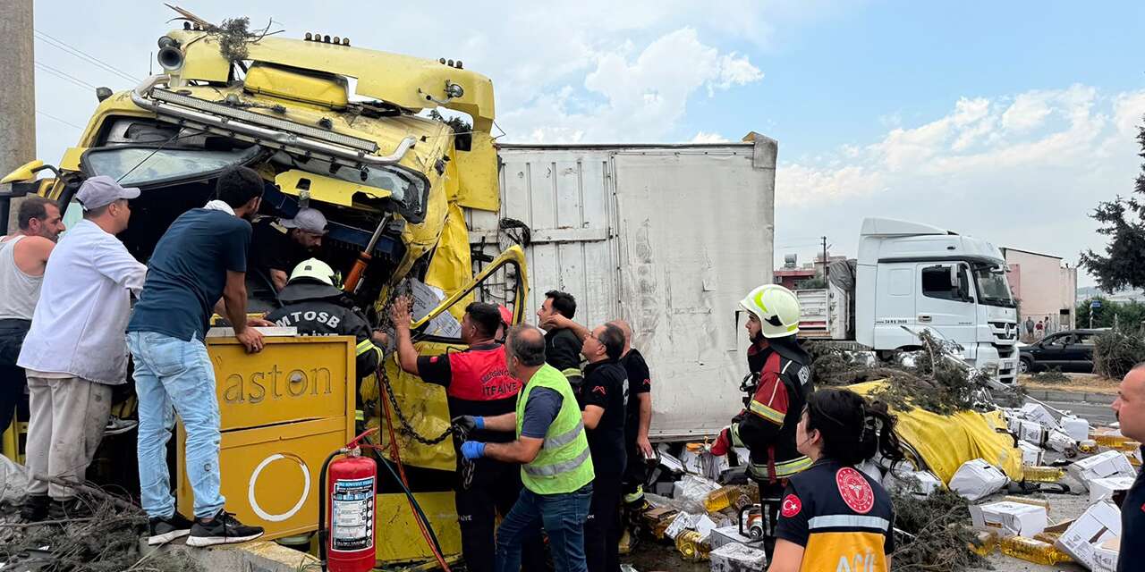 İki TIR kafa kafaya çarpıştı! 1 çocuk hayatını kaybetti, 2 yaralı