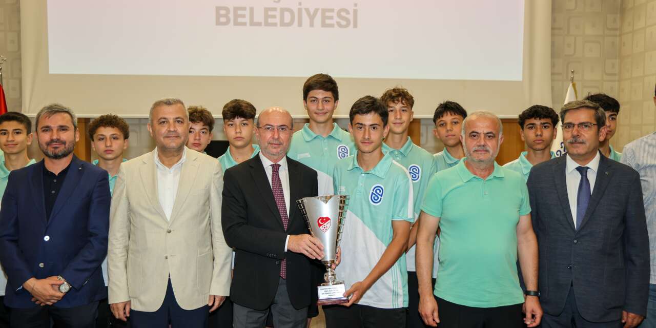 Konya’nın gururları, şampiyonluk sevincini başkanlık makamına taşıdı