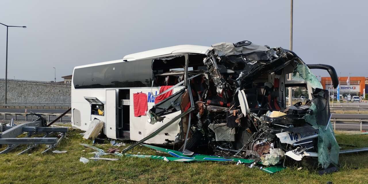 Yolcu otobüsü bariyerlere ardından tabelaya çarptı! 4'ü ağır, 13 kişi yaralandı