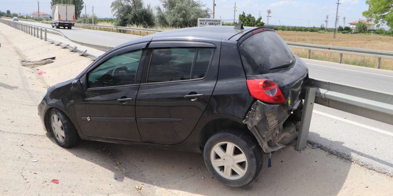 Konya yolunda kontrolden çıkan otomobil çelik bariyerlere çarptı