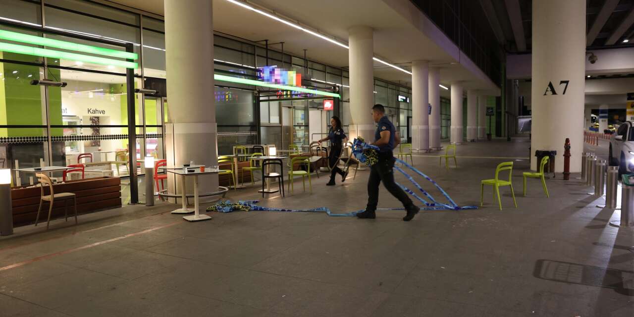 Havalimanında polise bıçaklı saldırı! 1’i komiser, 4 memur yaralandı