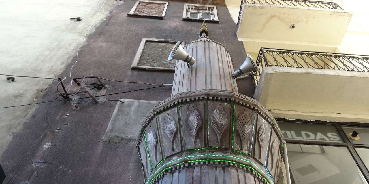 Gören dönüp bir daha bakıyor! Bu caminin minaresi şaşırtıyor
