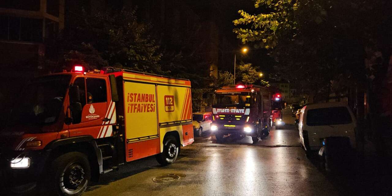 Kayan otomobil 3 katlı binayı alarma geçirdi! Vatandaşlar tahliye edildi