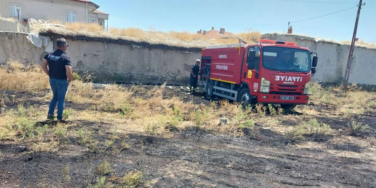 Konya’da kuru otlar alev aldı! Evlere ulaşmaması için zamanla yarışıldı