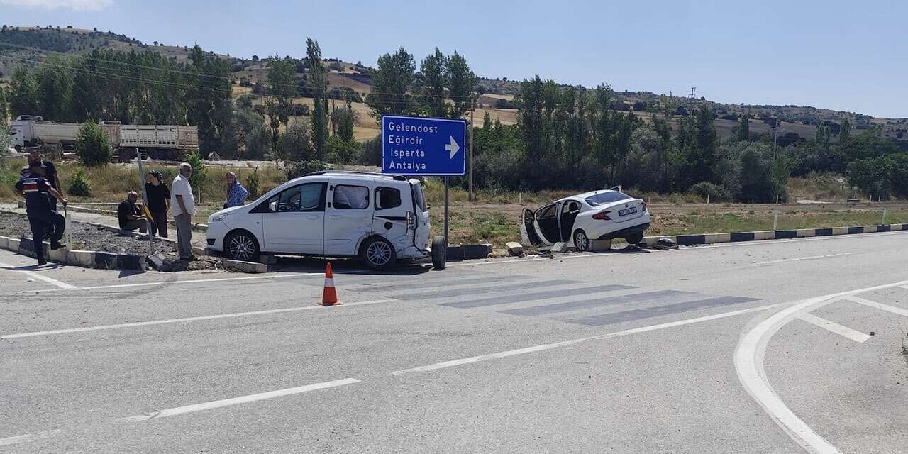 Konya yolunda kavşakta iki otomobil çarpıştı! Kaza ucuz atlatıldı