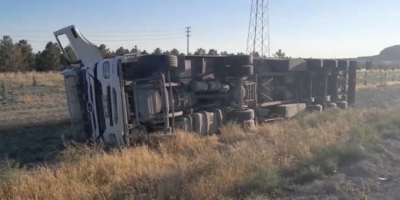 Konya’da seyir halindeki TIR kontrolden çıktı! Sürücü hastanelik oldu