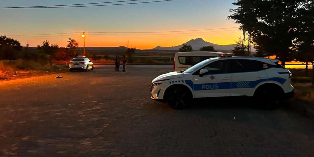Minibüsü polis ve vatandaşların üzerine sürdü! 1 ölü, 2 yaralı var