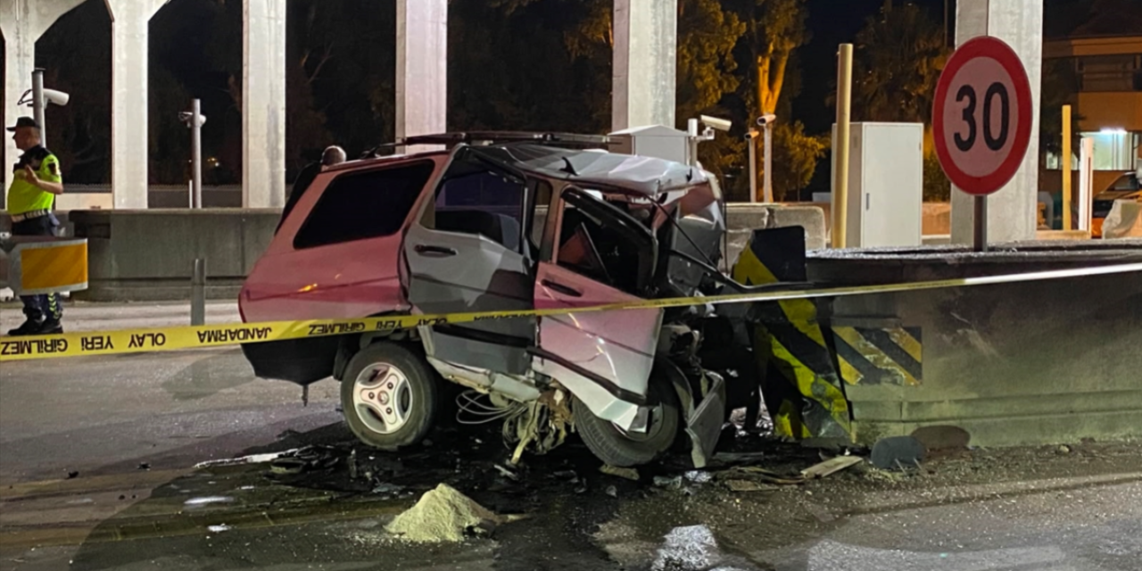 TOFAŞ beton bariyere çarptı, 24 yaşındaki sürücü Barış Yaşa öldü
