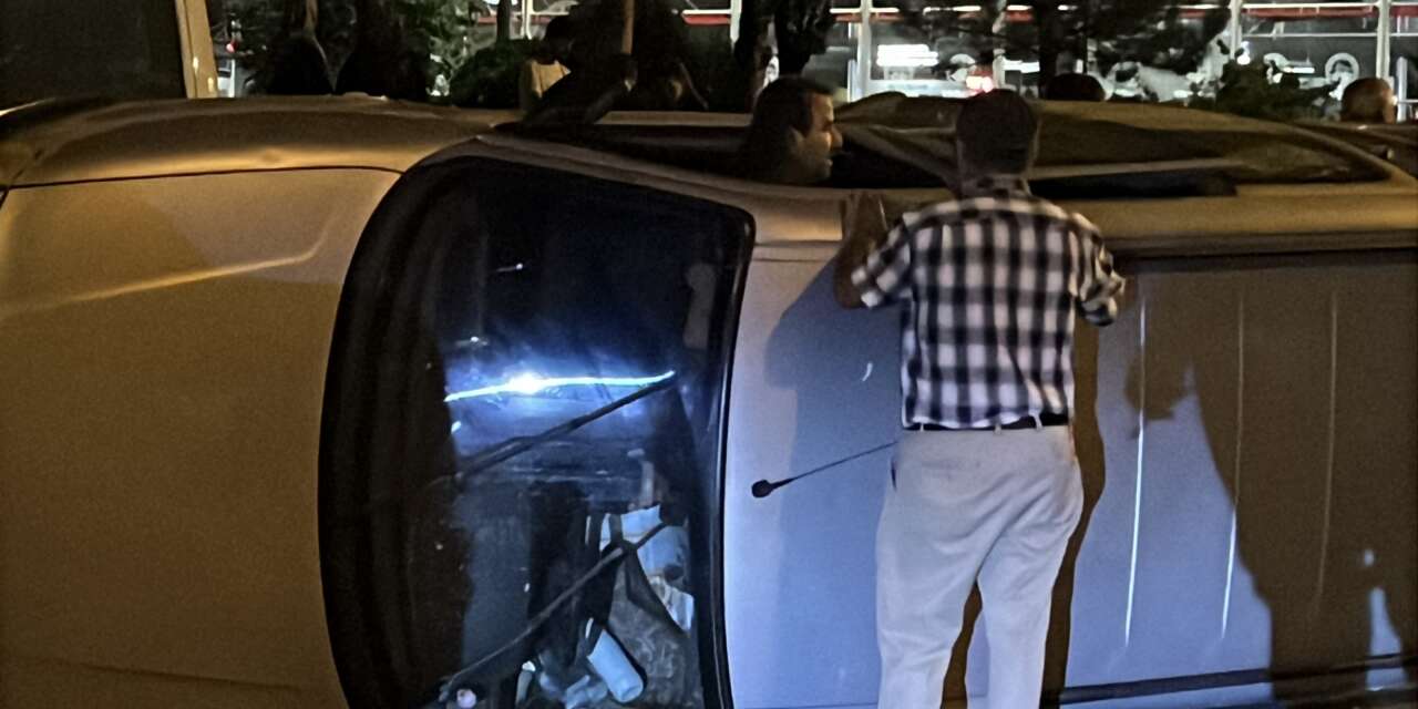 Kaza yaptı, yan yatan aracın içinden 1 saat çıkmadı