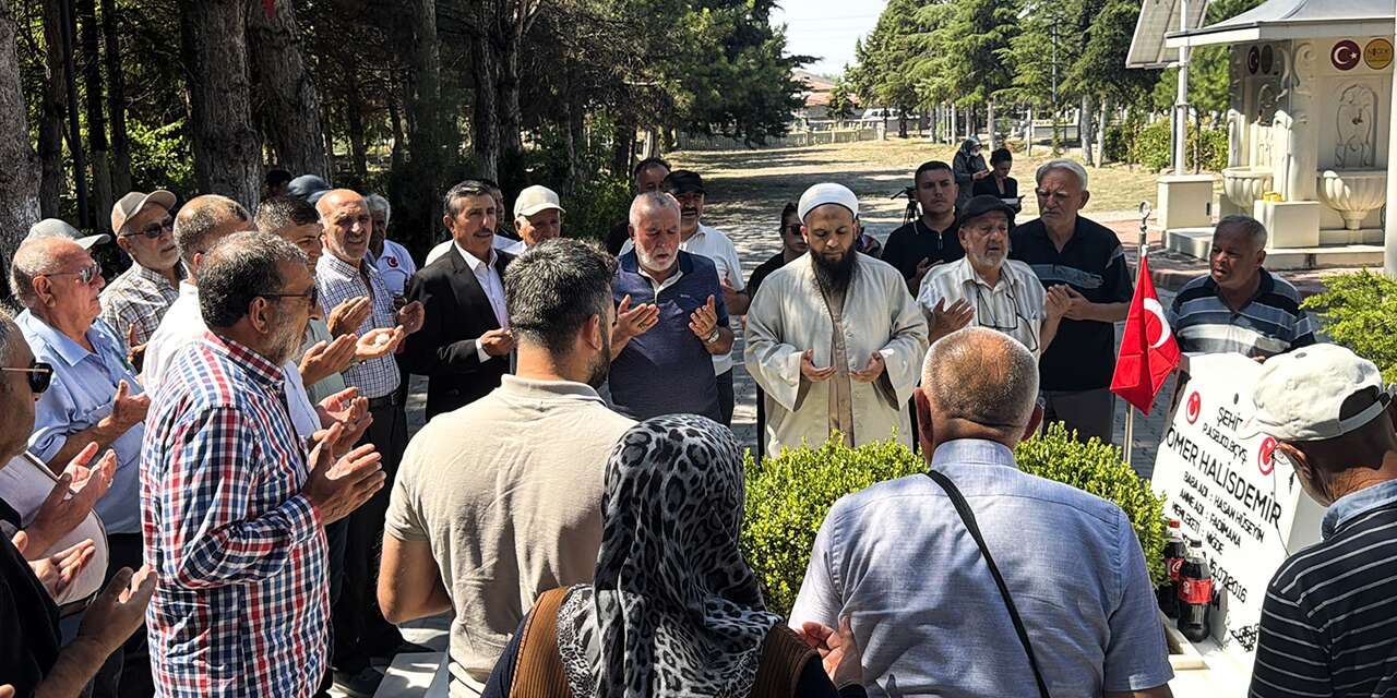 15 Temmuz kahramanı Ömer Halisdemir’in kabrine ziyaretçi akını