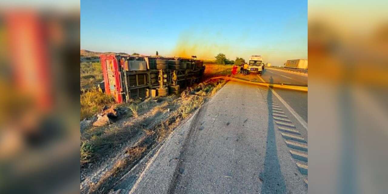 Konya’da kamyon şarampole devrildi! Sürücü yaralandı