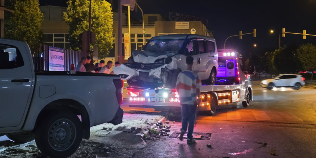 Hafif ticari araç ile 2 motosiklet çarpıştı: 1 ölü, 3 yaralı