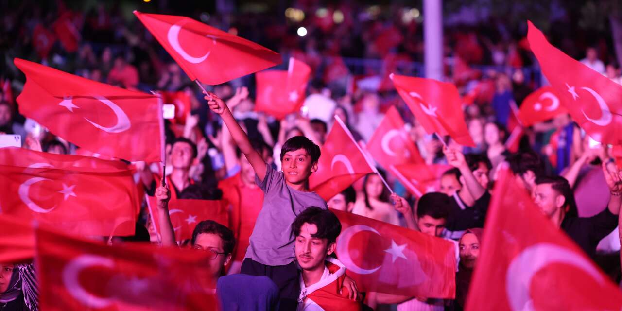 Konya'da 15 Temmuz gecesi! Kılıçarslan Meydanı'na insan seli