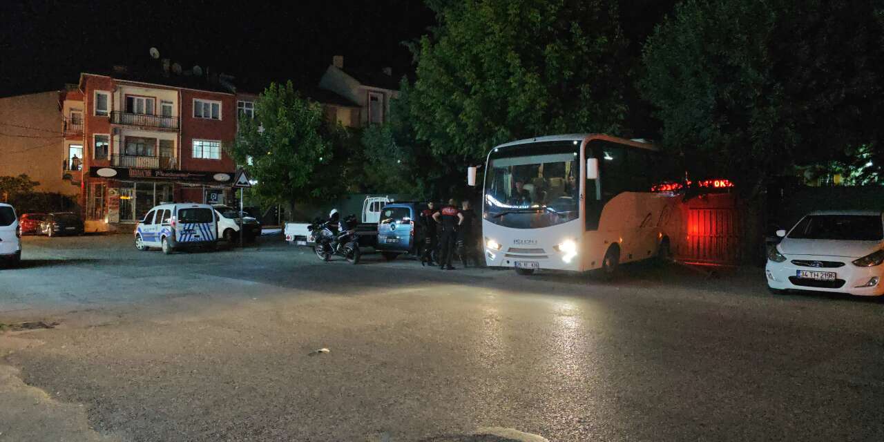Komşu kavgasında ortalık savaş alanına döndü! 1'i polis 11 yaralı