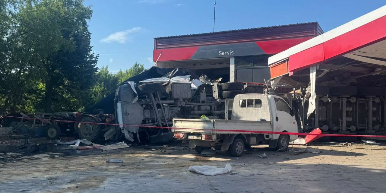 TIR akaryakıt istasyonuna daldı! Marketteki müşteri hayatını kaybetti