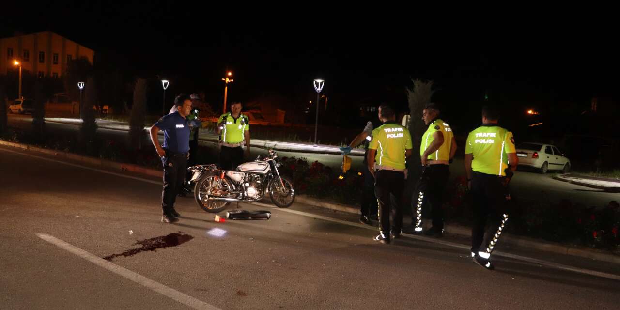 Otomobile çarpan motosikletli ağır yaralandı! 27 yaşındaki genç Konya’ya sevk edildi