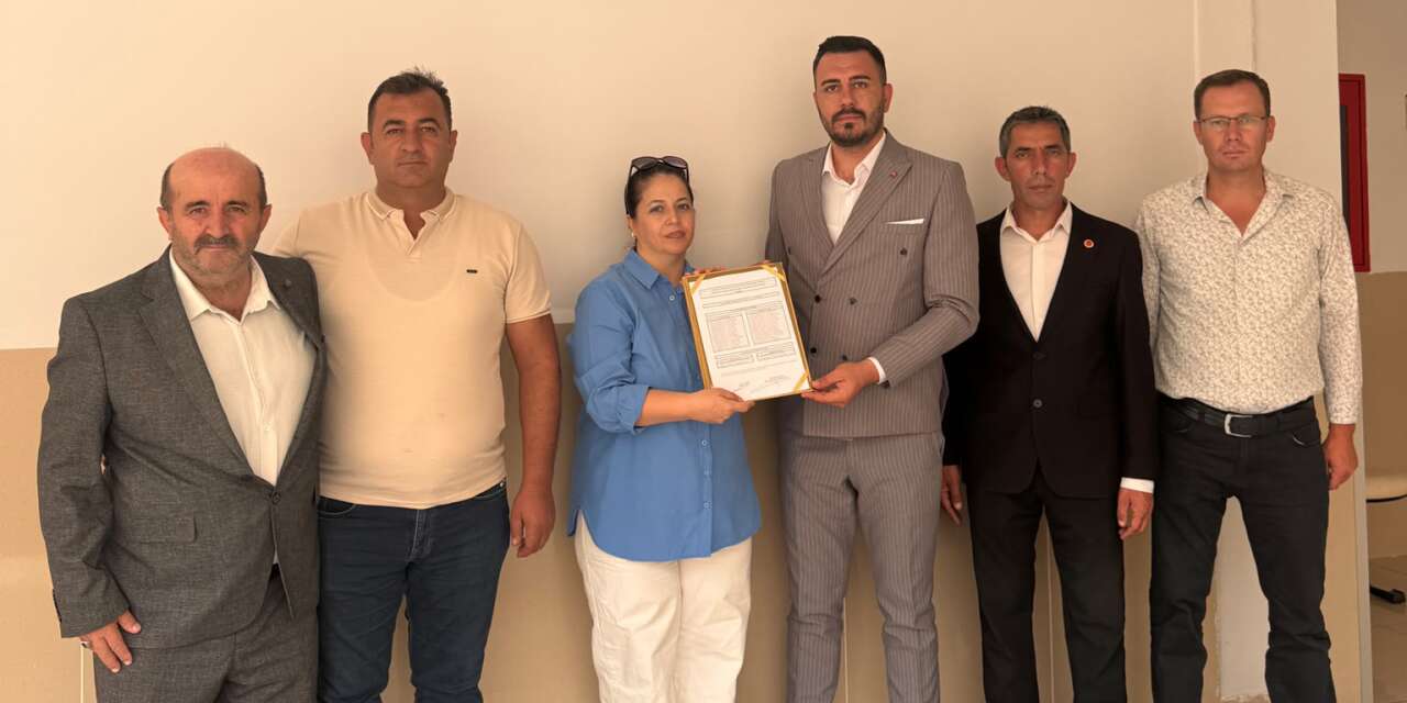MHP Akören İlçe Başkanı Abdullah Cengiz mazbatasını aldı