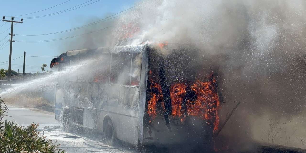 Seyir halindeki midibüs alev alev yandı! Sürücünün soğukkanlılığı faciayı önledi