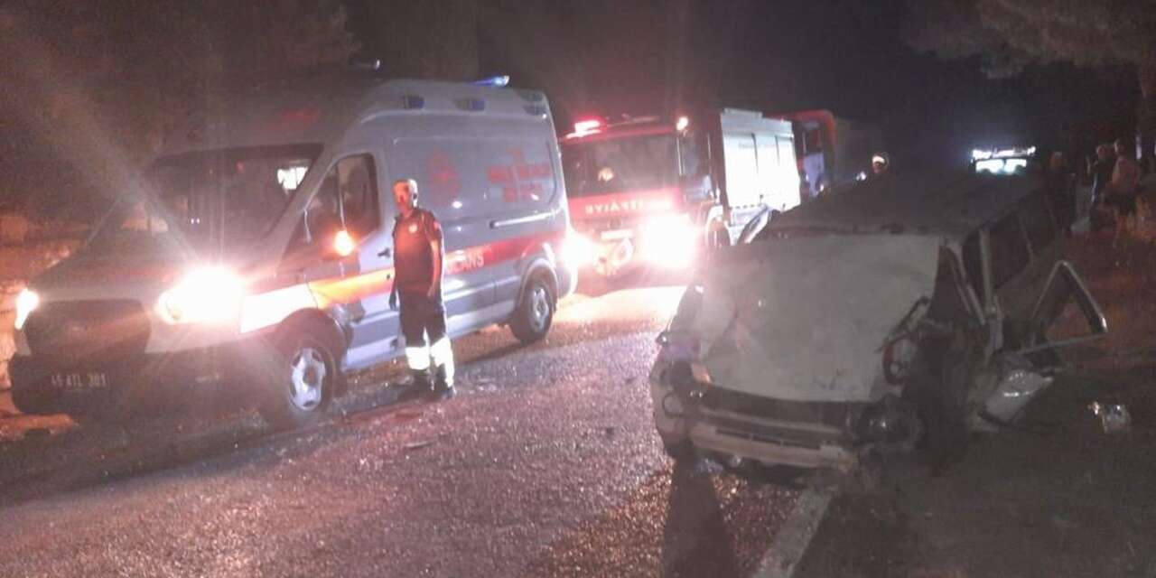 Otomobil ile traktör kafa kafaya çarpıştı! Karı-koca ağır yaralandı