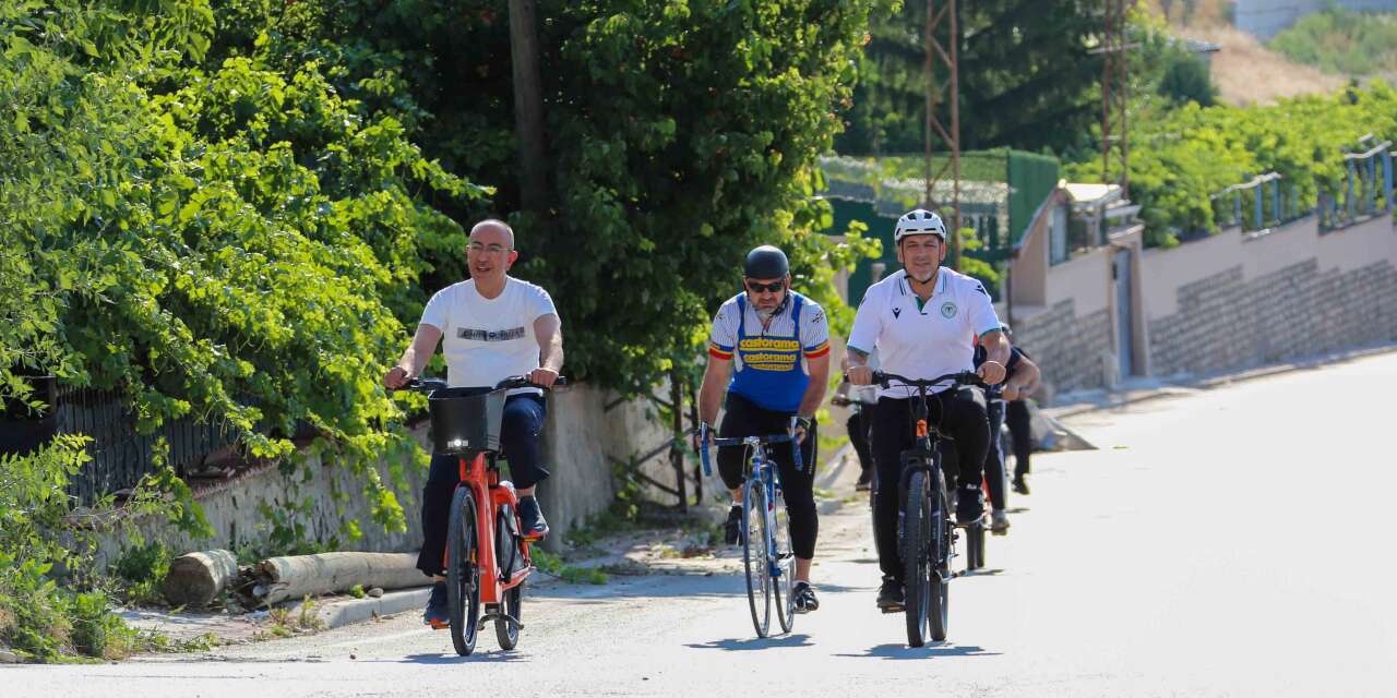 Başkan Kavuş bisikletiyle Konya sokaklarında! Meram’ın güzellerine pedal çevirdi