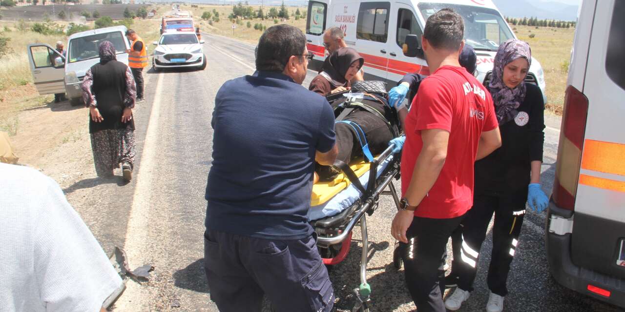Konya’da kafa kafaya çarpışan araçlarda can pazarı