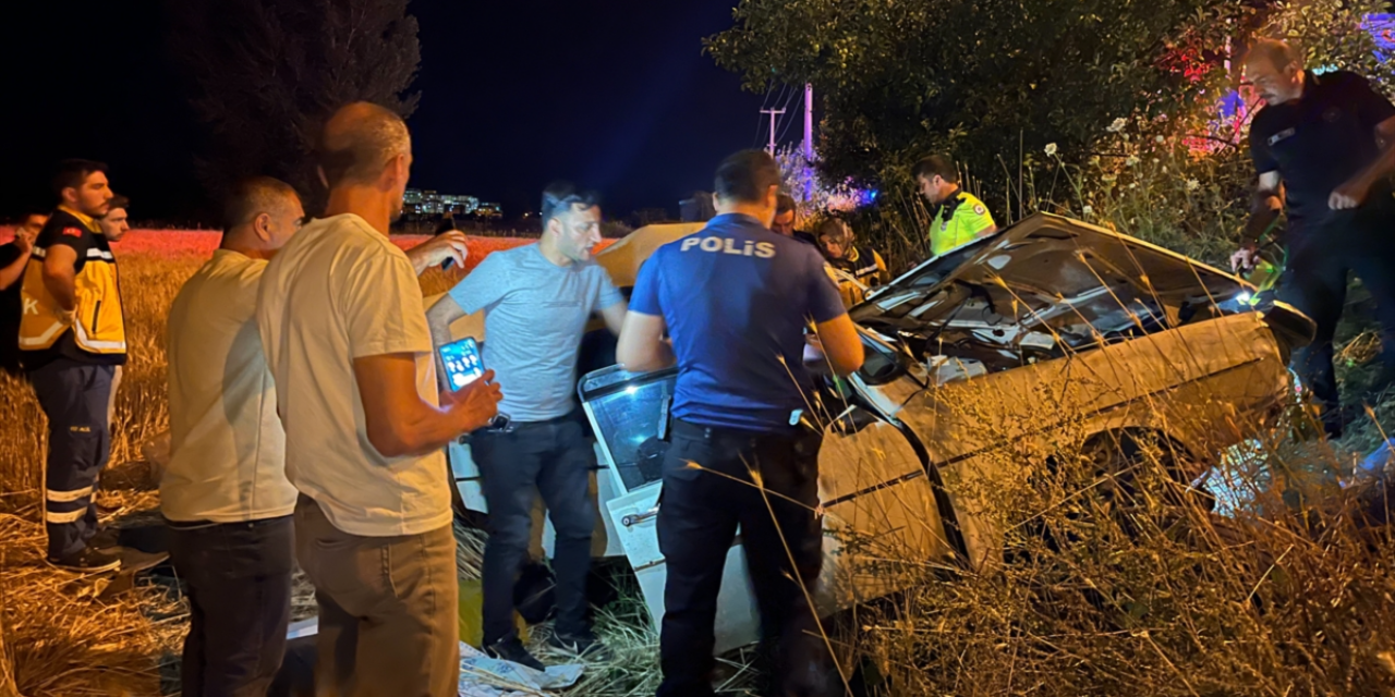 Elektrik direğine çarpan otomobilin sürücüsü hayatını kaybetti