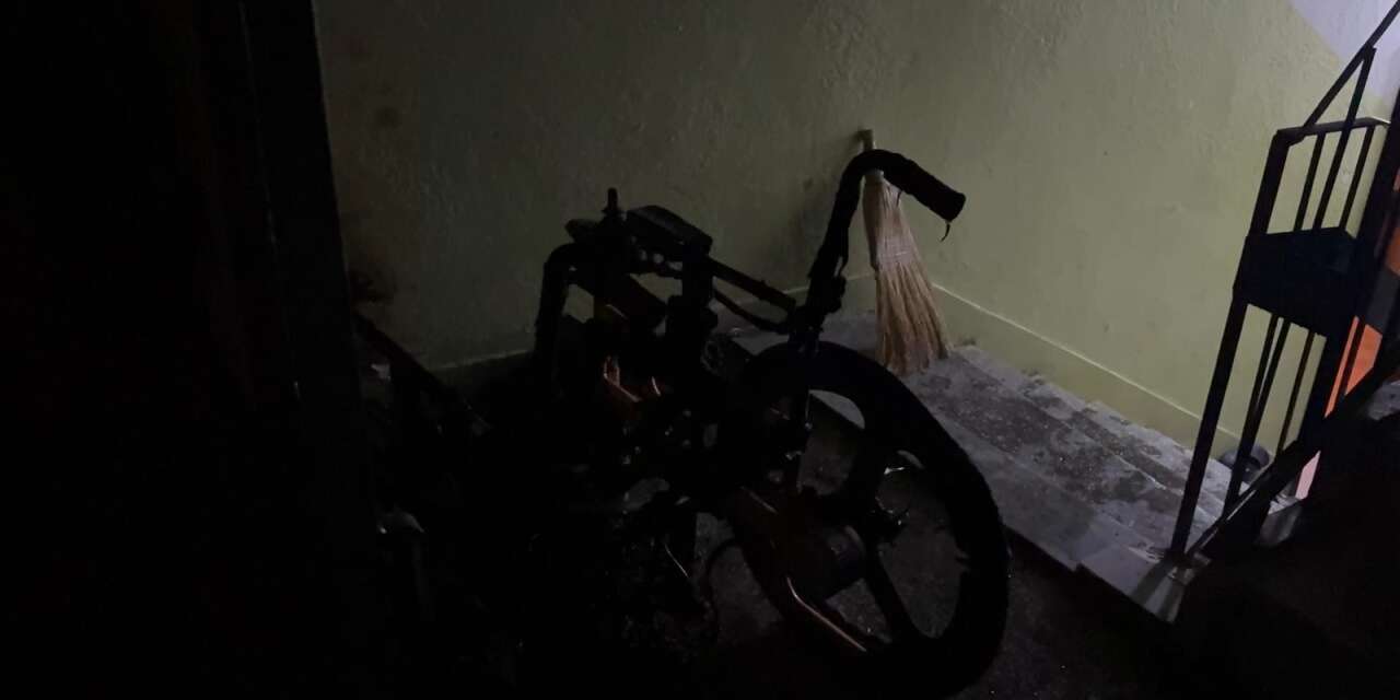 Babasının tekerlekli sandalyesini ateşe verdi