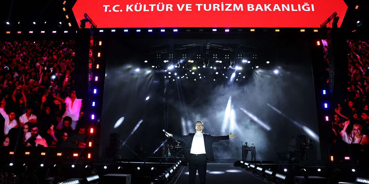 Konya’da Sinan Akçıl rüzgarı! Binlerce kişi şarkılara eşlik etti