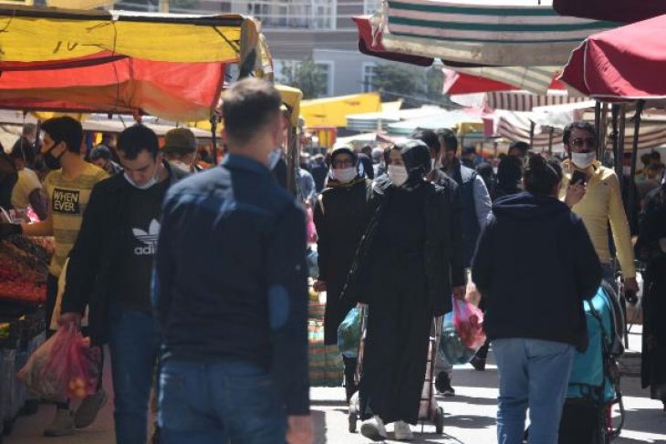 Konya’da sokağa çıkma yasağı öncesi, pazar ve sokaklarda yoğunluk yaşandı