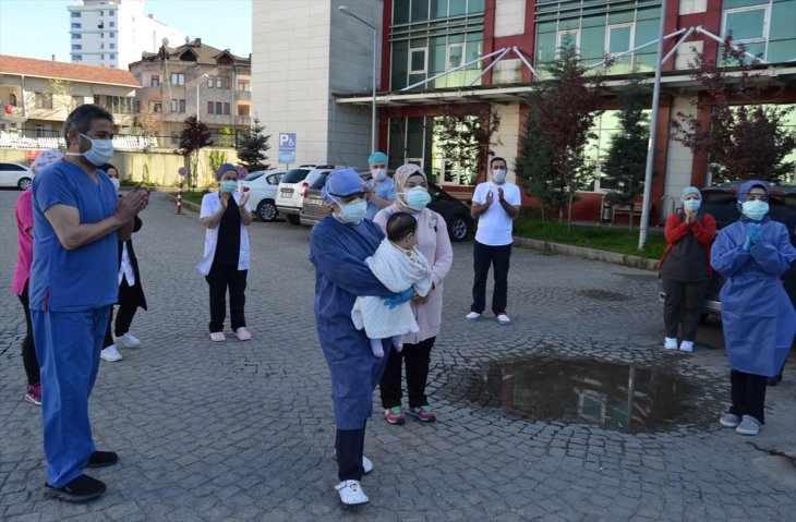 Koronavirüsü yenen 7 aylık bebek ve annesi taburcu edildi